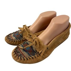 Minnetonka Women's 9 Tan Suede Kilty Fringe Moccasin Tapestry Hardsole